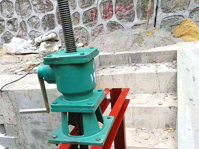 側(cè)搖螺桿啟閉機(jī)